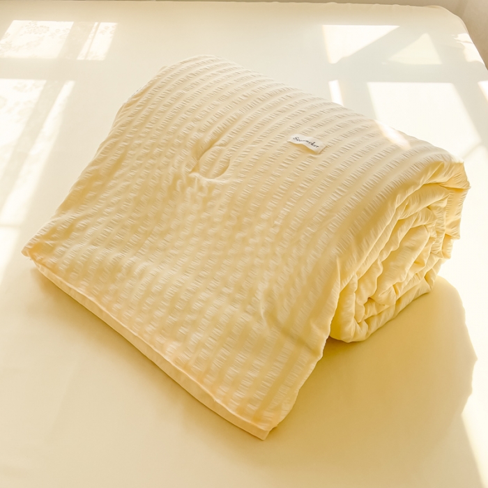 91家纺网 家纺一手货源 找家纺 赫本家纺2025新款泡泡纱夏被 夏被四件套 嫩黄