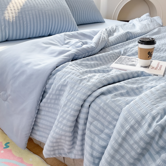 91家纺网 家纺一手货源 找家纺 赫本家纺2025新款泡泡纱夏被 夏被四件套 微蓝