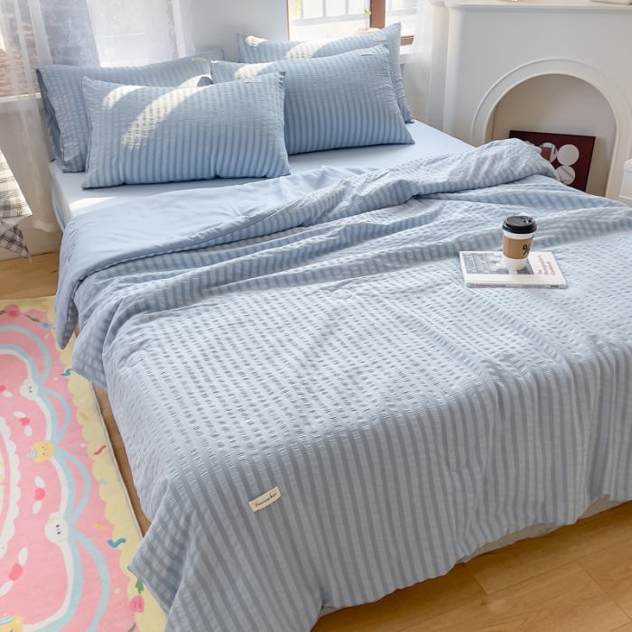 91家纺网 家纺一手货源 找家纺 赫本家纺2025新款泡泡纱夏被 夏被四件套 微蓝
