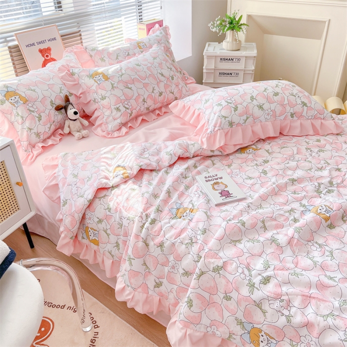 91家纺网 家纺一手货源 找家纺 2025新款吾欢心糯小棉韩版花边夏被四件套 草莓萝莉