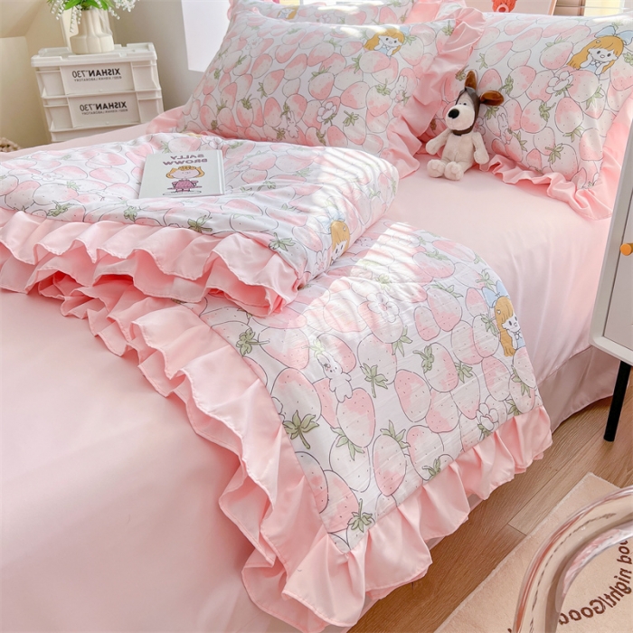 91家纺网 家纺一手货源 找家纺 2025新款吾欢心糯小棉韩版花边夏被四件套 草莓萝莉