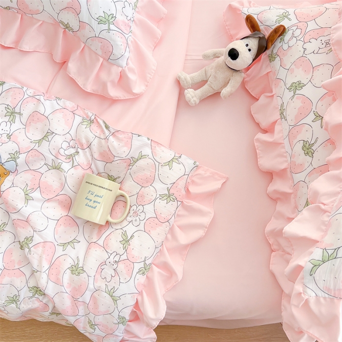 91家纺网 家纺一手货源 找家纺 2025新款吾欢心糯小棉韩版花边夏被四件套 草莓萝莉