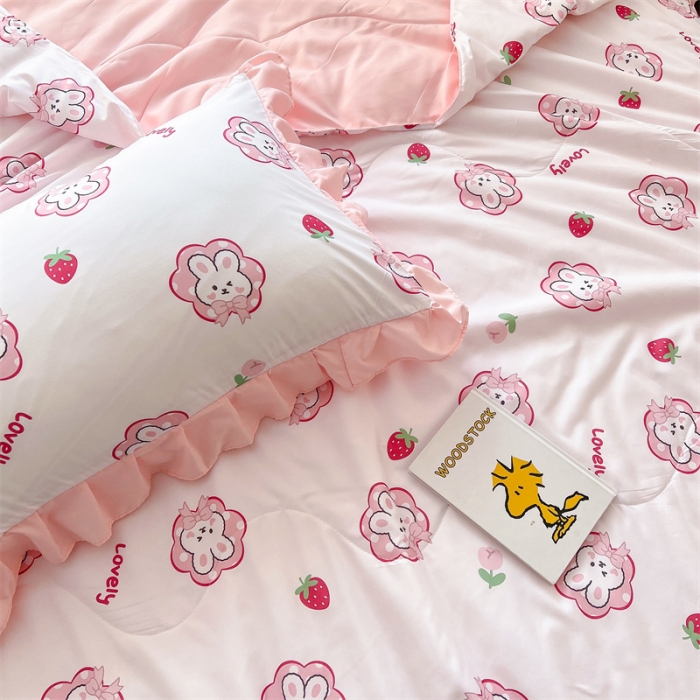 91家纺网 家纺一手货源 找家纺 2025新款吾欢心糯小棉韩版花边夏被四件套 草莓兔