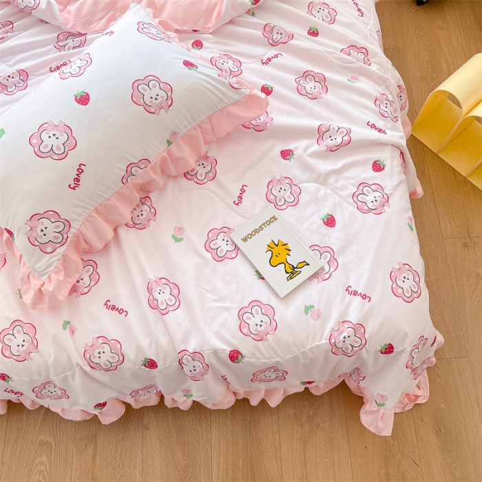91家纺网 家纺一手货源 找家纺 2025新款吾欢心糯小棉韩版花边夏被四件套 草莓兔
