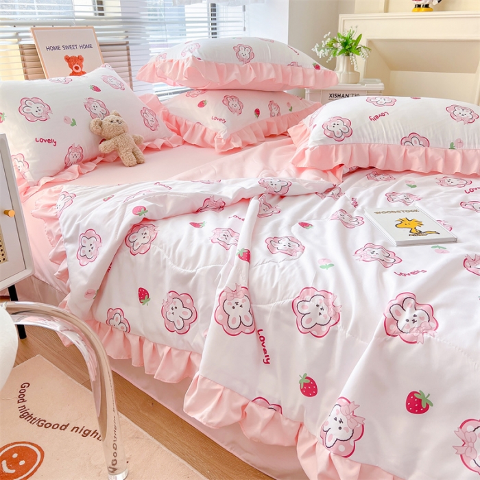 91家纺网 家纺一手货源 找家纺 2025新款吾欢心糯小棉韩版花边夏被四件套 草莓兔