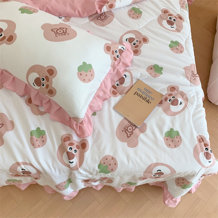 91家纺网 家纺一手货源 找家纺 2025新款吾欢心糯小棉韩版花边夏被四件套 草莓熊