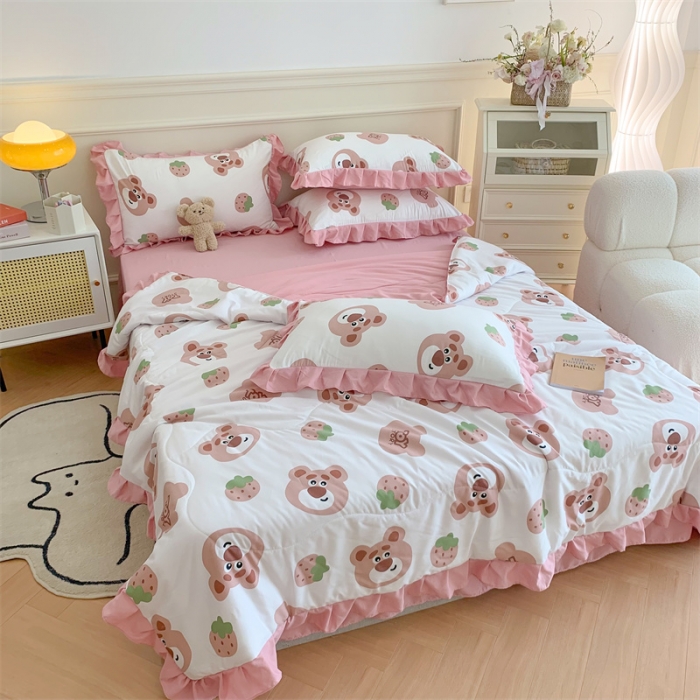 91家纺网 家纺一手货源 找家纺 2025新款吾欢心糯小棉韩版花边夏被四件套 草莓熊