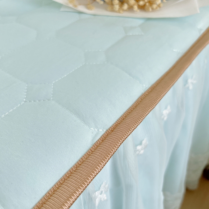 91家纺网 家纺一手货源 找家纺 罗艺轩 2024新款 泡泡纱夹棉床裙白雪公主系列四件套 天空蓝