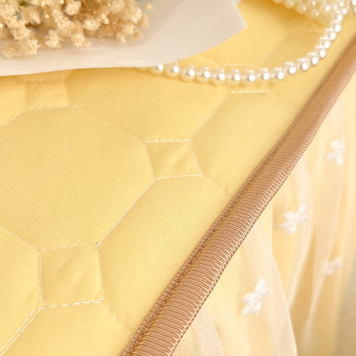 91家纺网 家纺一手货源 找家纺 罗艺轩 2024新款 泡泡纱夹棉床裙白雪公主系列 柠檬黄