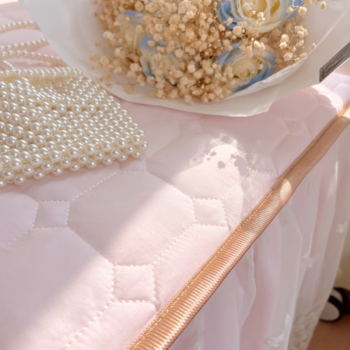 91家纺网 家纺一手货源 找家纺 罗艺轩 2024新款 泡泡纱夹棉床裙白雪公主系列 少女粉