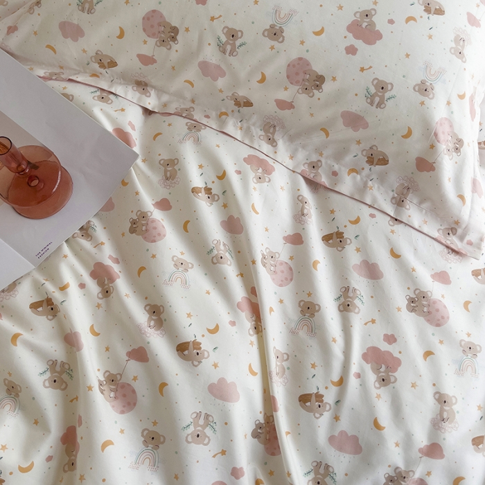 91家纺网 家纺一手货源 找家纺 柠馨 2023新款 13376全棉印花三件套学生季三件套 彩虹考拉