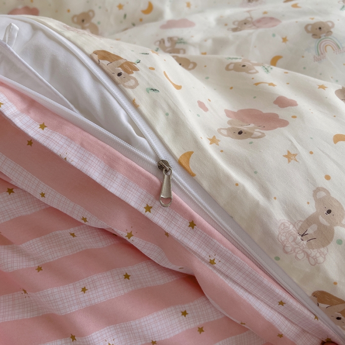 91家纺网 家纺一手货源 找家纺 柠馨 2023新款 13376全棉印花三件套学生季三件套 彩虹考拉