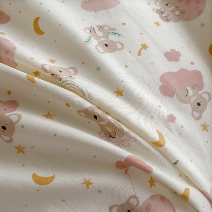 91家纺网 家纺一手货源 找家纺 柠馨 2023新款 13376全棉印花三件套学生季三件套 彩虹考拉