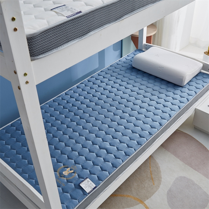 91家纺网 家纺一手货源 找家纺 鹿辉 2023新款烫画牛奶丝立体床垫学生款 如意兔蓝足球