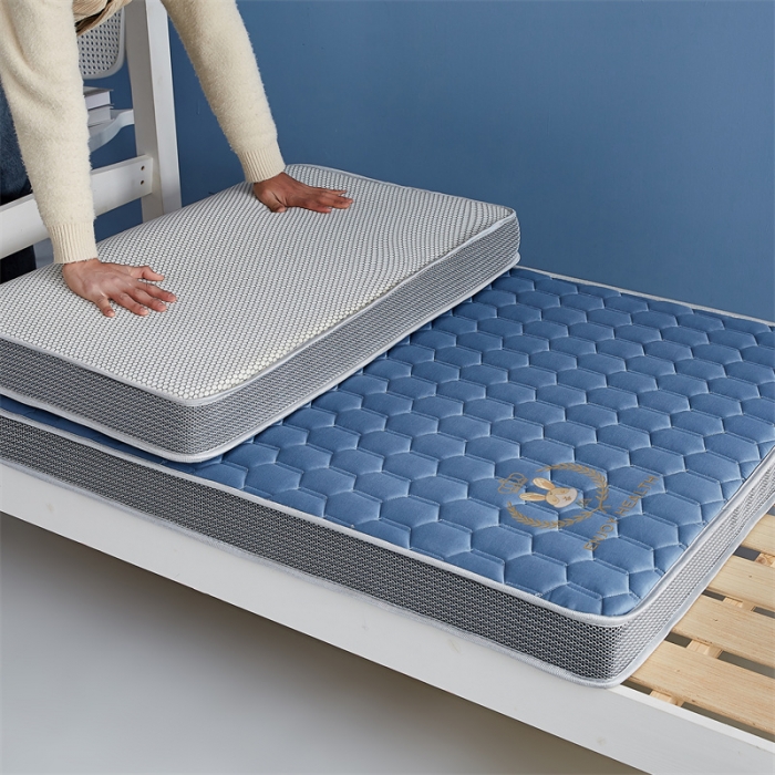 91家纺网 家纺一手货源 找家纺 鹿辉 2023新款烫画牛奶丝立体床垫学生款 如意兔蓝足球