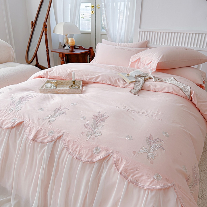 91家纺网 家纺一手货源 找家纺 亲亲公主2025新款全棉蕾丝公主风铃兰花开四件套 铃兰花开粉色场景