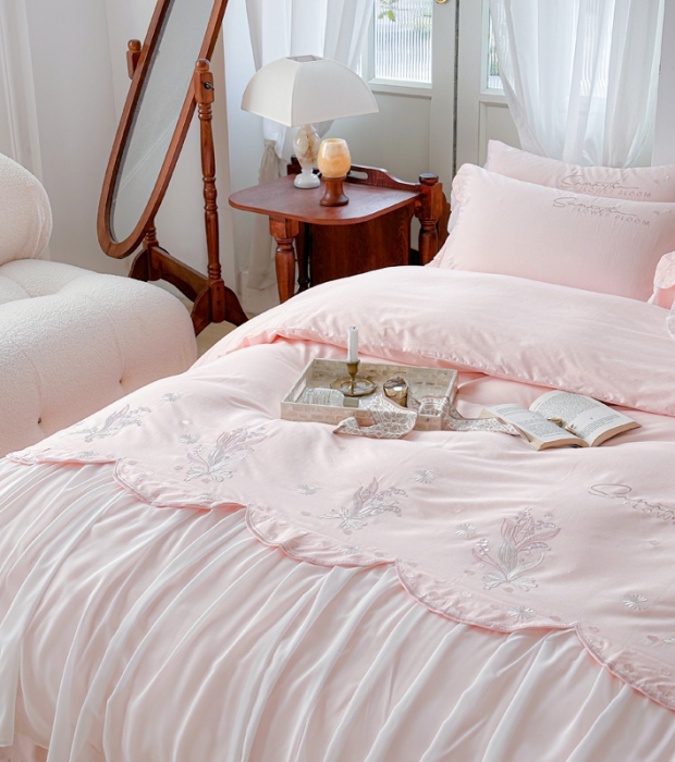 91家纺网 家纺一手货源 找家纺 亲亲公主2025新款全棉蕾丝公主风铃兰花开四件套 铃兰花开粉色场景