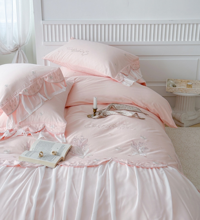 91家纺网 家纺一手货源 找家纺 亲亲公主2025新款全棉蕾丝公主风铃兰花开四件套 铃兰花开粉色场景