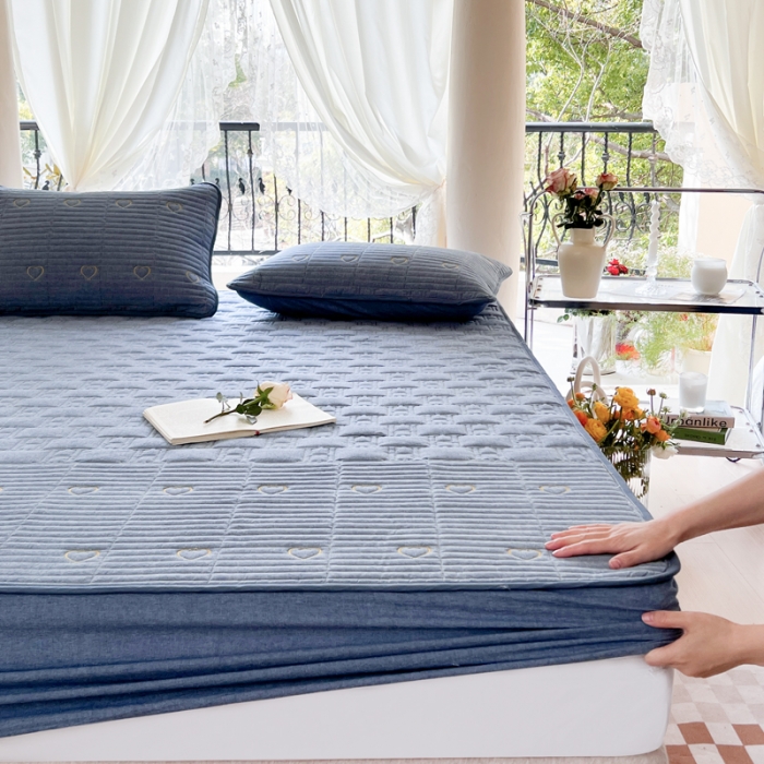 91家纺网 家纺一手货源 找家纺 尊康家纺（原磊科） 2024新款全棉色织夹棉床笠心相印系列 心相印-牛仔兰