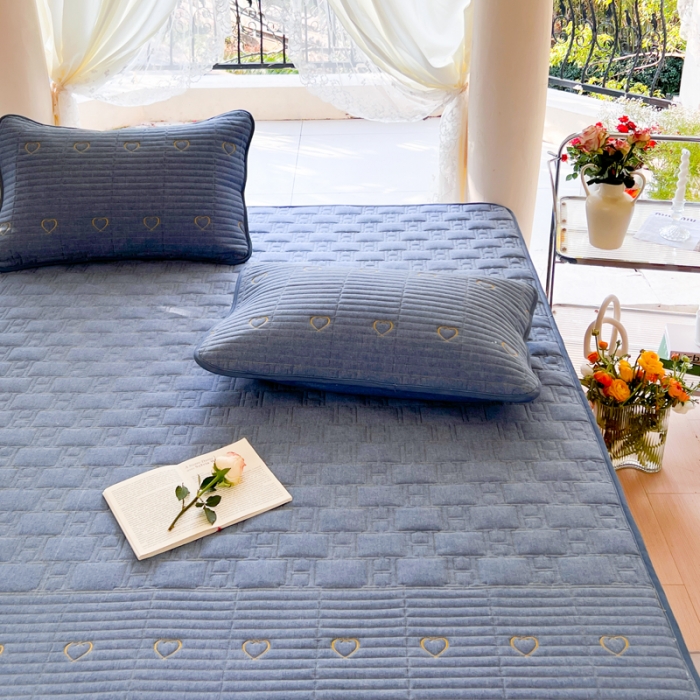 91家纺网 家纺一手货源 找家纺 尊康家纺（原磊科） 2024新款全棉色织夹棉床笠心相印系列 心相印-牛仔兰