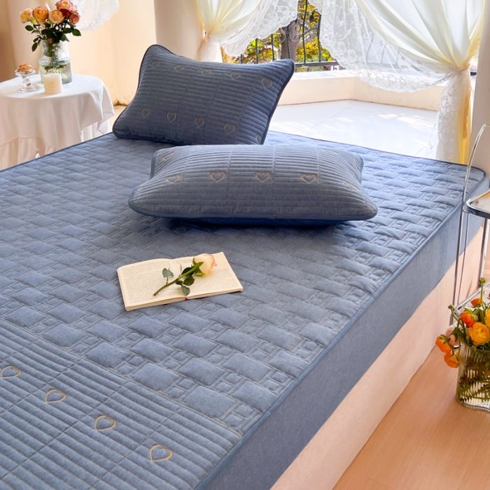 91家纺网 家纺一手货源 找家纺 尊康家纺（原磊科） 2024新款全棉色织夹棉床笠心相印系列 心相印-牛仔兰