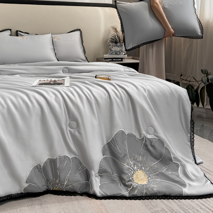 91家纺网 家纺一手货源 找家纺 2024子由家居水洗真丝贴布绣花花边夏被四件套 太阳花-浅灰