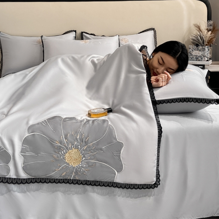 91家纺网 家纺一手货源 找家纺 2024子由家居水洗真丝贴布绣花花边夏被四件套 太阳花-浅灰