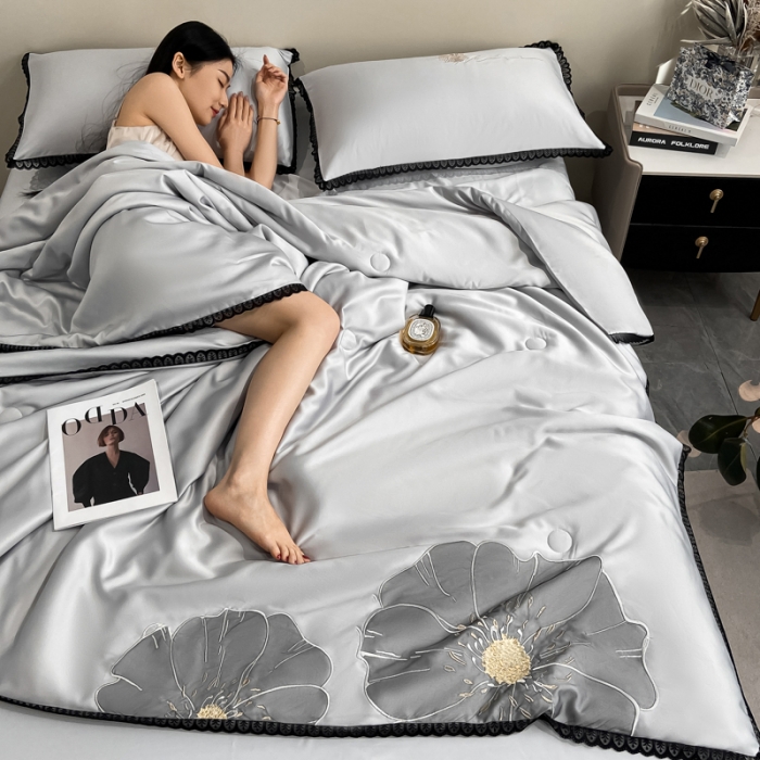 91家纺网 家纺一手货源 找家纺 2024子由家居水洗真丝贴布绣花花边夏被四件套 太阳花-浅灰