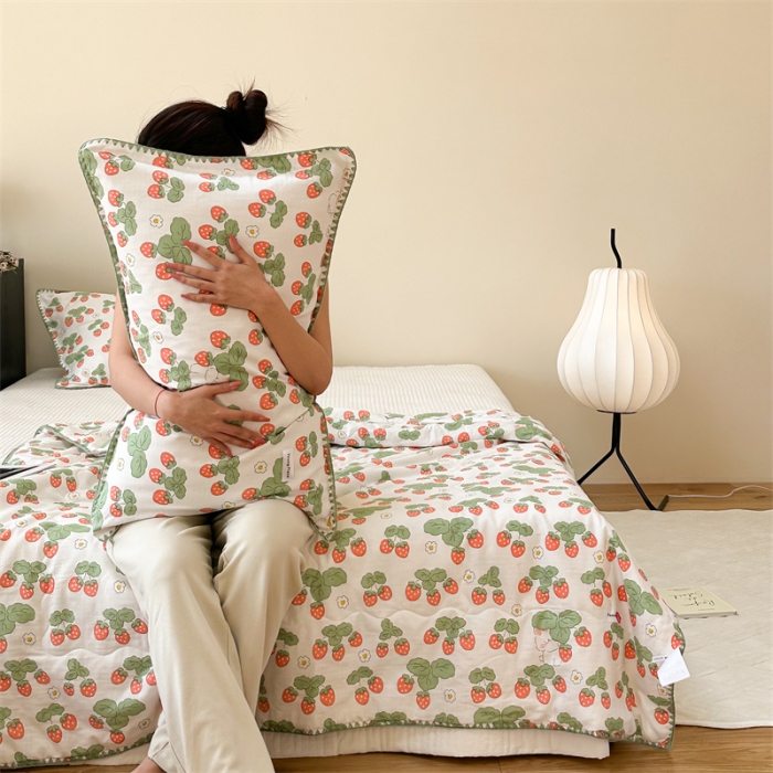 91家纺网 家纺一手货源 找家纺 洋铭区  2023双层纱夏被 小红莓