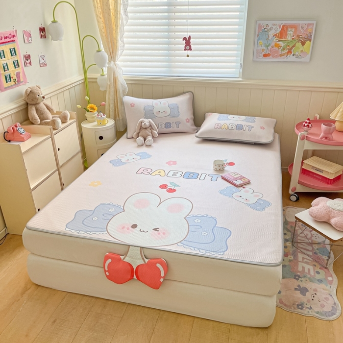 91家纺网 家纺一手货源 找家纺 慕尚 2025新款满天星云感丝工艺席 布丁兔（床席款）