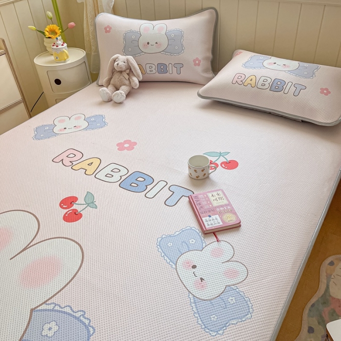 91家纺网 家纺一手货源 找家纺 慕尚 2025新款满天星云感丝工艺席 布丁兔（床席款）