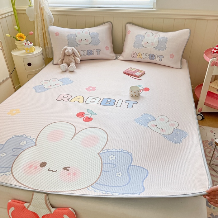 91家纺网 家纺一手货源 找家纺 慕尚 2025新款满天星云感丝工艺席 布丁兔（床席款）