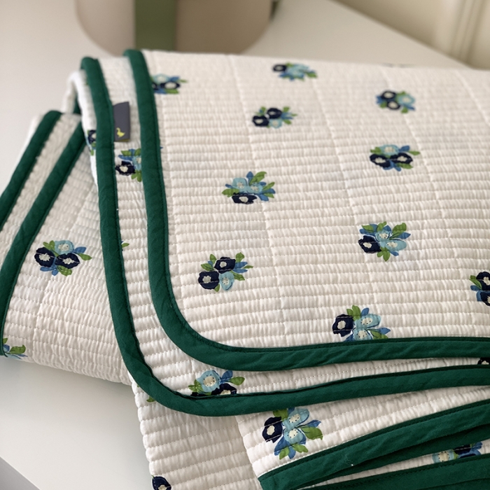 91家纺网 家纺一手货源 找家纺 汇庭 2023新款卡通印花单品床盖系列-实拍 蓝莓花