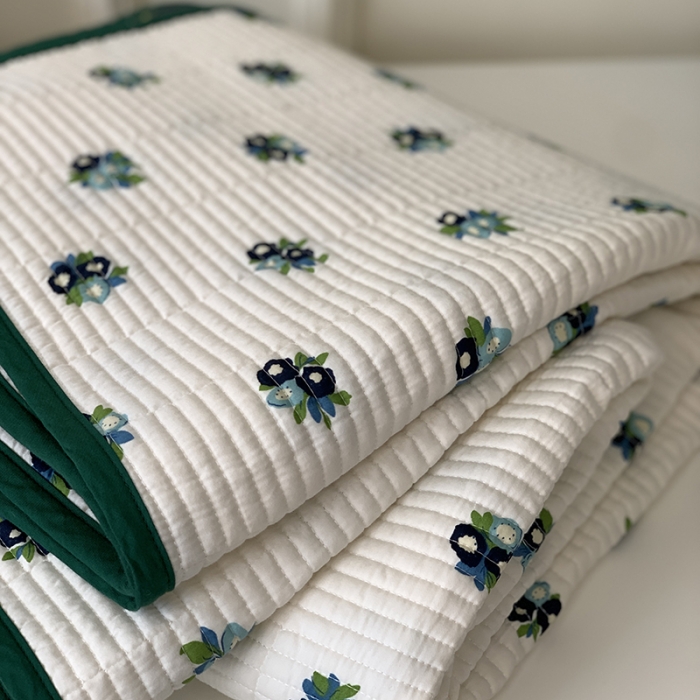 91家纺网 家纺一手货源 找家纺 汇庭 2023新款卡通印花单品床盖系列-实拍 蓝莓花