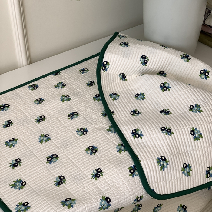 91家纺网 家纺一手货源 找家纺 汇庭 2023新款卡通印花单品床盖系列-实拍 蓝莓花