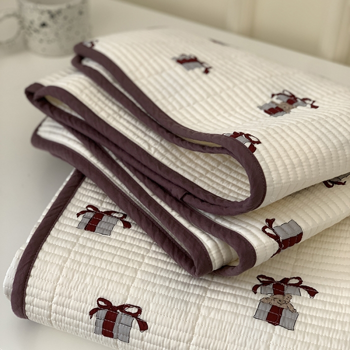 91家纺网 家纺一手货源 找家纺 汇庭 2023新款卡通印花单品床盖系列-实拍 礼物熊