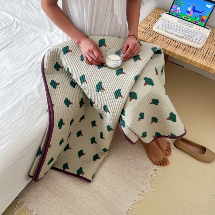 91家纺网 家纺一手货源 找家纺 汇庭 2023新款卡通印花单品床盖系列 哈伯