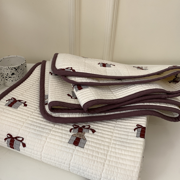 91家纺网 家纺一手货源 找家纺 汇庭 2023新款卡通印花单品床盖系列-实拍 礼物熊