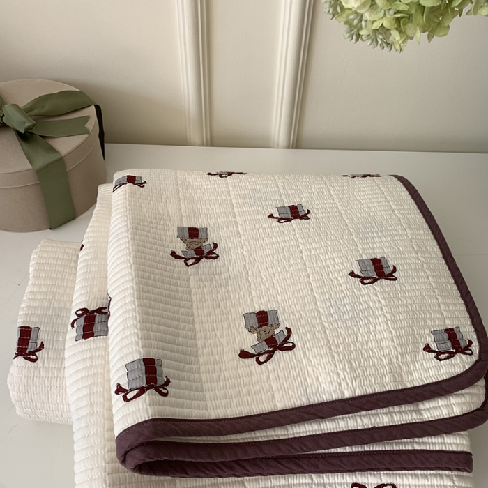 91家纺网 家纺一手货源 找家纺 汇庭 2023新款卡通印花单品床盖系列-实拍 礼物熊