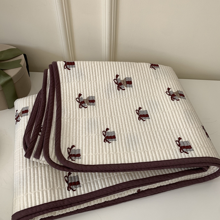 91家纺网 家纺一手货源 找家纺 汇庭 2023新款卡通印花单品床盖系列-实拍 礼物熊