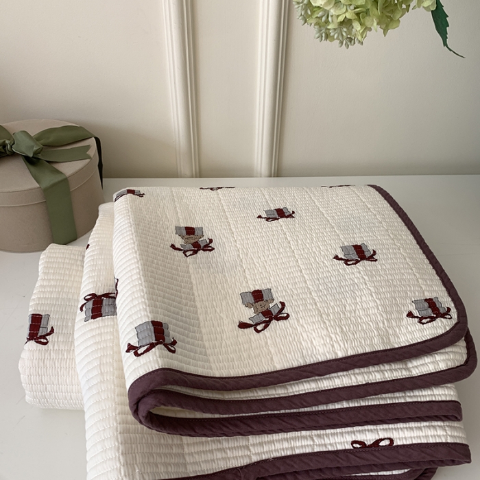 91家纺网 家纺一手货源 找家纺 汇庭 2023新款卡通印花单品床盖系列-实拍 礼物熊