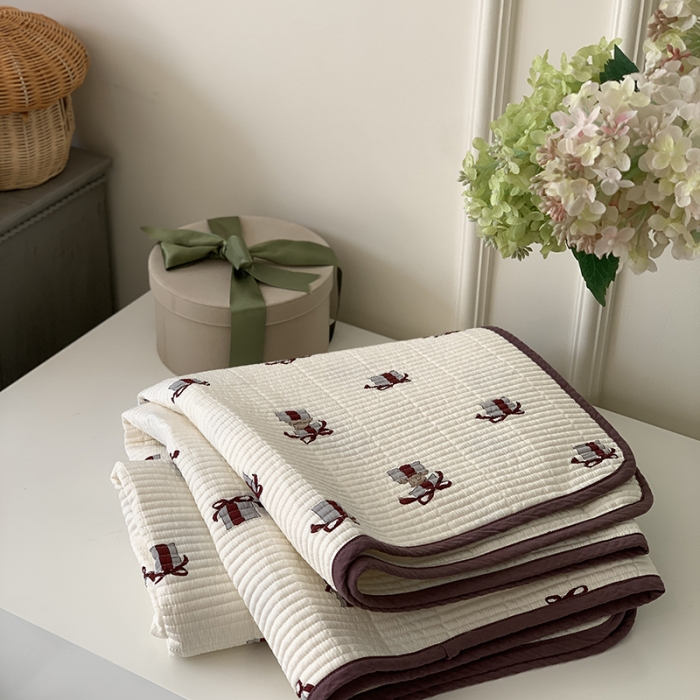 91家纺网 家纺一手货源 找家纺 汇庭 2023新款卡通印花单品床盖系列-实拍 礼物熊