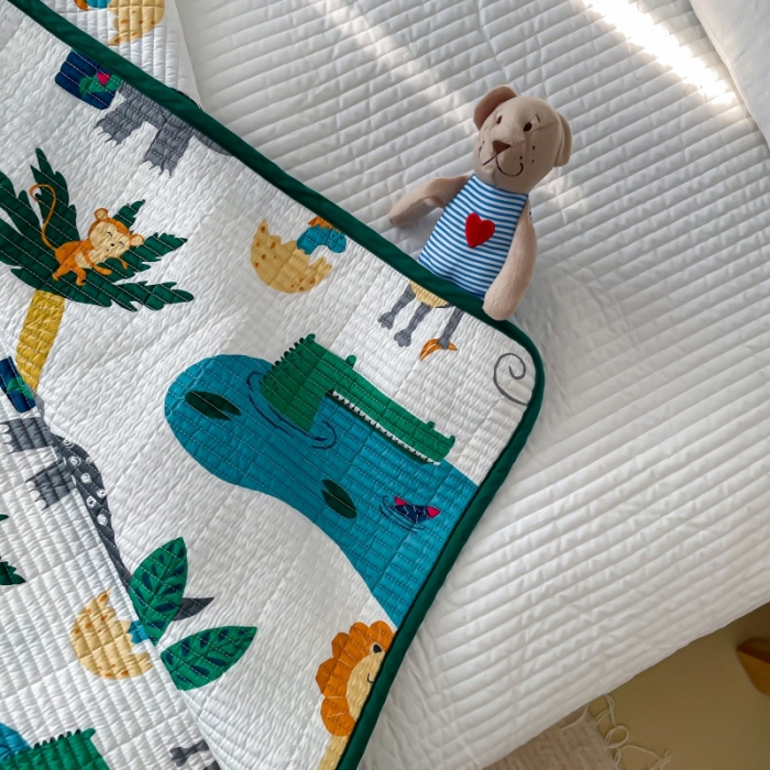 91家纺网 家纺一手货源 找家纺 汇庭 2023新款卡通印花单品床盖系列 快乐森林