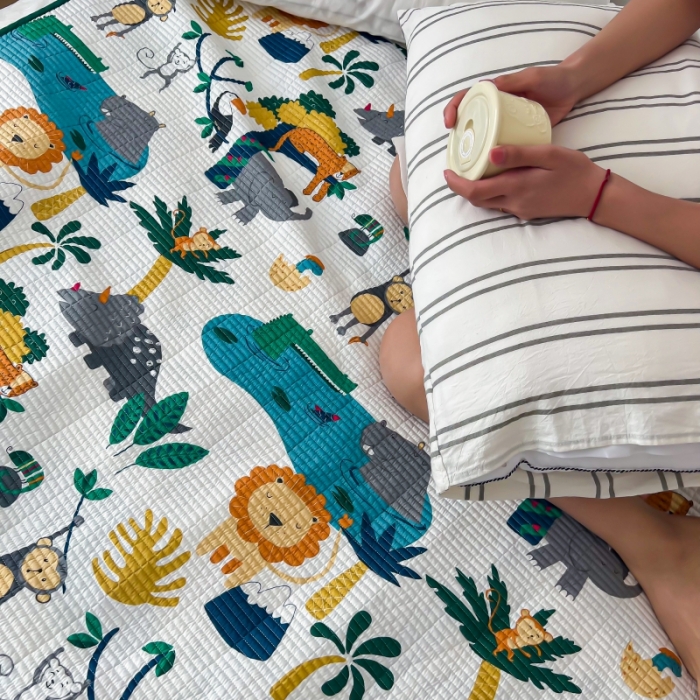 91家纺网 家纺一手货源 找家纺 汇庭 2023新款卡通印花单品床盖系列 快乐森林