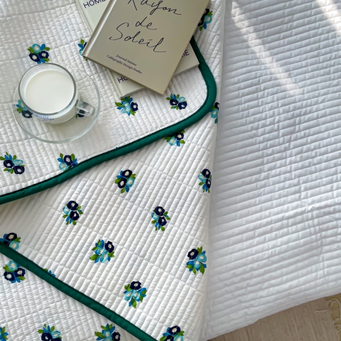 91家纺网 家纺一手货源 找家纺 汇庭 2023新款卡通印花单品床盖系列 蓝莓花