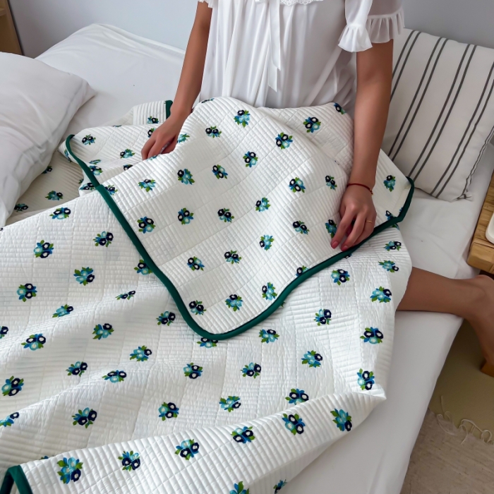 91家纺网 家纺一手货源 找家纺 汇庭 2023新款卡通印花单品床盖系列 蓝莓花