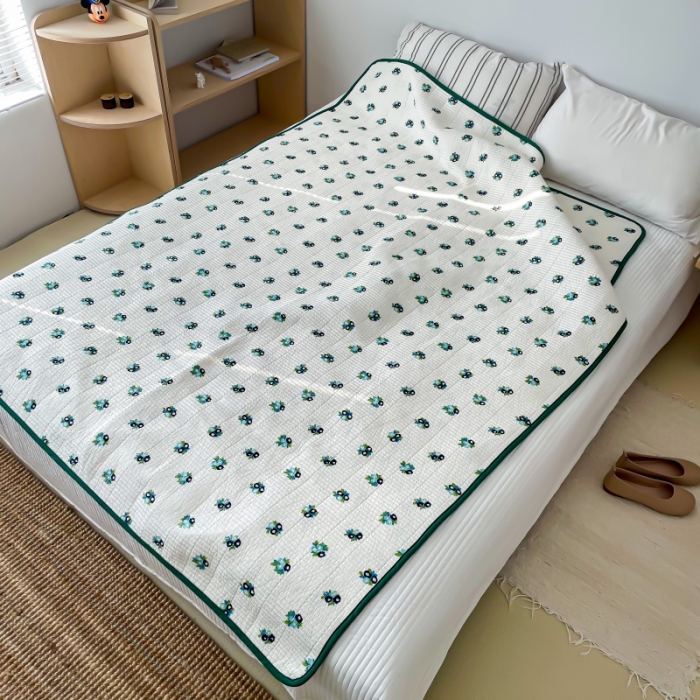 91家纺网 家纺一手货源 找家纺 汇庭 2023新款卡通印花单品床盖系列 蓝莓花