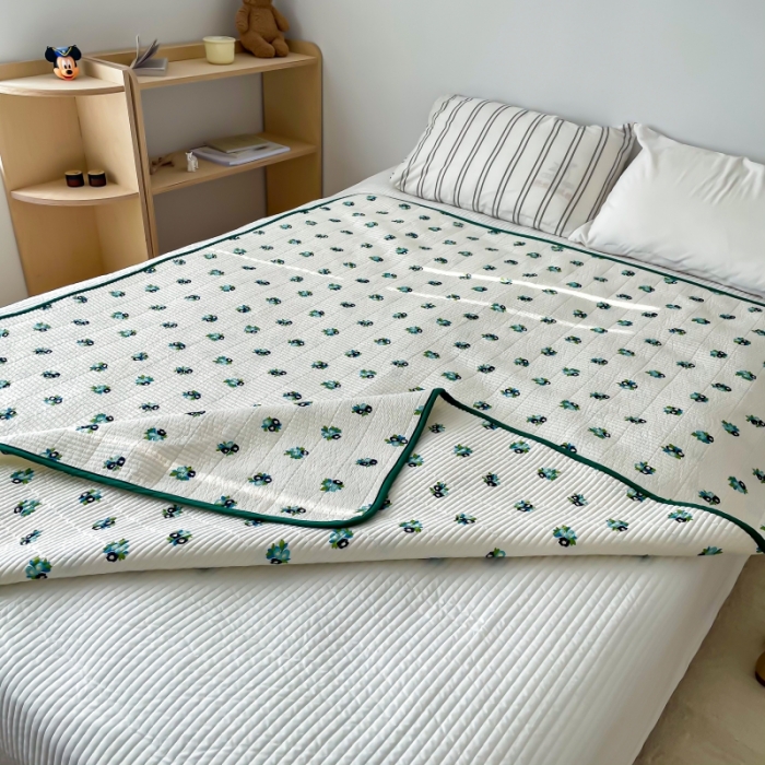 91家纺网 家纺一手货源 找家纺 汇庭 2023新款卡通印花单品床盖系列 蓝莓花