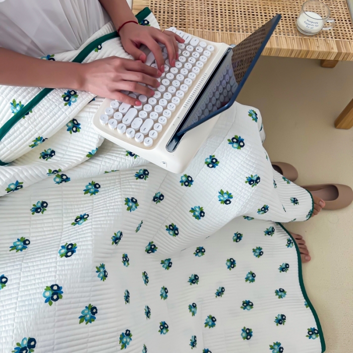 91家纺网 家纺一手货源 找家纺 汇庭 2023新款卡通印花单品床盖系列 蓝莓花