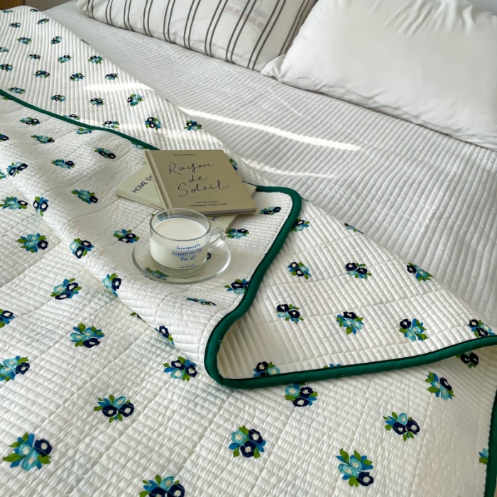 91家纺网 家纺一手货源 找家纺 汇庭 2023新款卡通印花单品床盖系列 蓝莓花